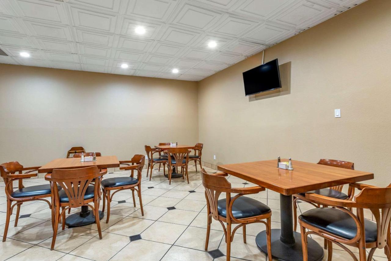 Clarion Inn & Suites Roswell Exterior photo