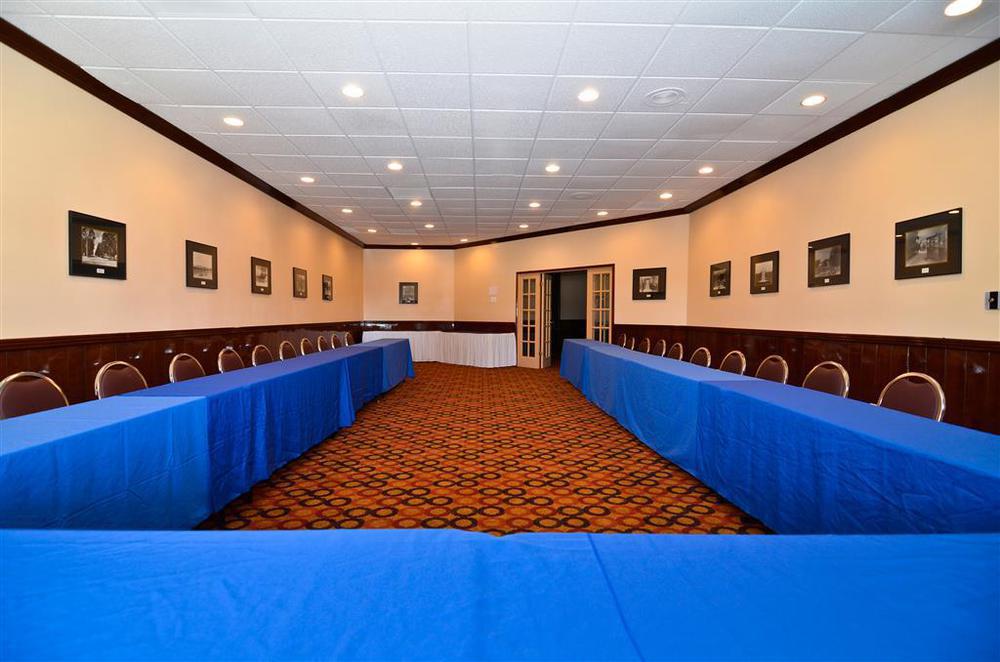 Clarion Inn & Suites Roswell Business photo